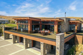 House in Lake Tekapo with breathtaking views of the lake